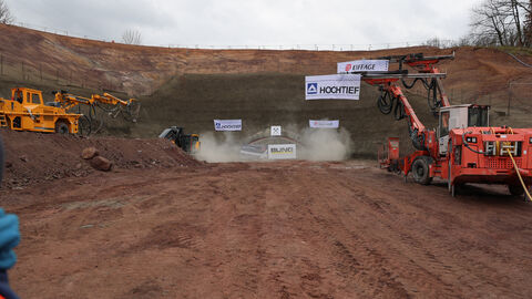 Feierlicher Tunnelanstich OU Mörlenbach 19 Das Tunnelportal mit Arbeitsgeräten im Vordergrund