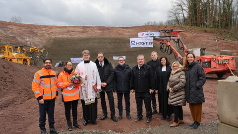 Feierlicher Tunnelanstich OU Mörlenbach 23 Die Ehrengäste vor dem Tunnelportal