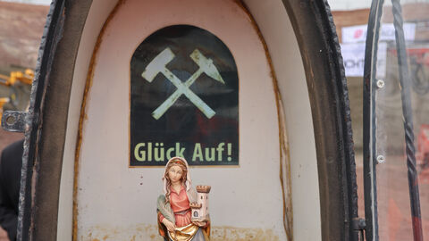 Feierlicher Tunnelanstich OU Mörlenbach 24 Die Heiliga Barbara in einem Glaskasten