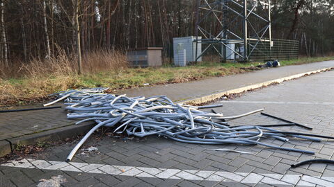 Gewerbeabfälle udn Kabelkanäle auf dem Parkplatz entsorgt 