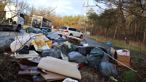 Illegale Müllablagerungen auf dem B45-Parkplatz bei Rodgau