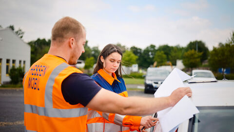 Mann und Frau schauen Plan an 