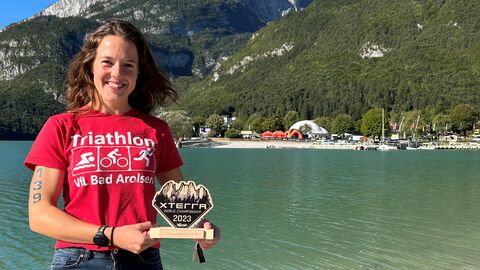 Vor der atemberaubenden Kulisse des Lago di Molveno darf sich Annika Hartmann über ihr erfolgreiches Abschneiden beim XTERRA-Cross-Triathlon 2023 freuen. Vor der atemberaubenden Kulisse des Lago di Molveno darf sich Annika Hartmann über ihr erfolgreiches Abschneiden beim XTERRA-Cross-Triathlon 2023 freuen.
