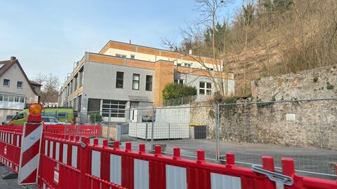 Halbseitige Absperrungen vor Wohnhaus in Heppenheim