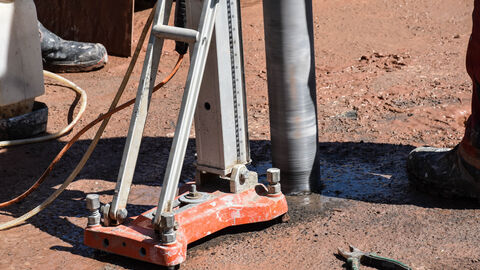 Ein großer Bohrer bohrt ein Loch in die Erde