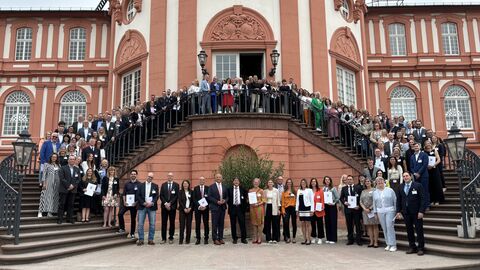 Verleihung Gütesiegel Familienfreundlicher Arbeitgeber 1 Gruppenfoto der Verleihung vor dem Biebricher Schloss
