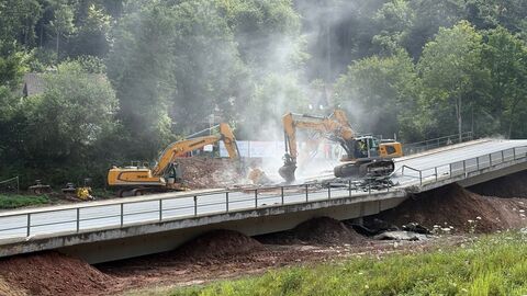 Sprengung der Zeller Brücke 2 Begger beginnen mit dem Abriss der Brückenreste nach der Sprengung