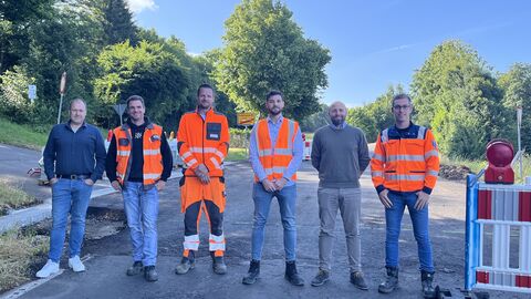 Alexander Linker (Ortsvorsteher Breungeshain), Dominik Schlenz, Jakob Rahn (Firma Strabag), Marius Schäfer (Hessen Mobil), Benjamin Göbl (Bürgermeister Schotten) und Niklas Kaiser (Hessen Mobil) blicken zuversichtlich auf die letzte bevorstehende Bauphase.