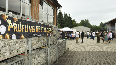 Freisprechungsfeier 2025 - 5 Begrüßungsbanner auf der Aus- und Fortbildungsstätte