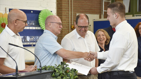 Freisprechungsfeier 2025 - 13 Zeugnisübergabe