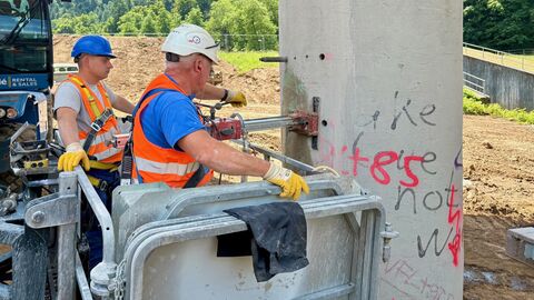 Pressetermin Baustelle Zeller Brücke 3 Sprenglöcher werden in die Brückenpfeiler gebohrt
