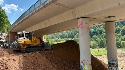 Pressetermin Baustelle Zeller Brücke 9 Eine Raupe planiert den Bereich unter der Brücke