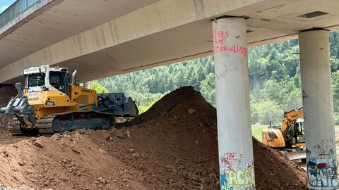 Pressetermin Baustelle Zeller Brücke 10 Eine Raupe planiert den Bereich unter der Brücke