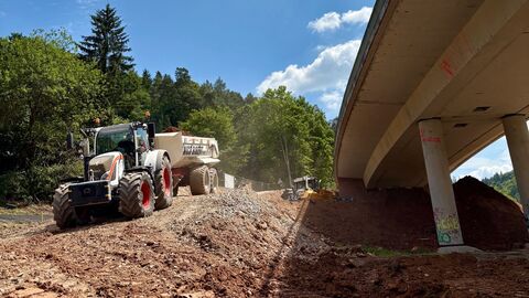 Pressetermin Baustelle Zeller Brücke 8 Ein traktor transportiert Erde ab