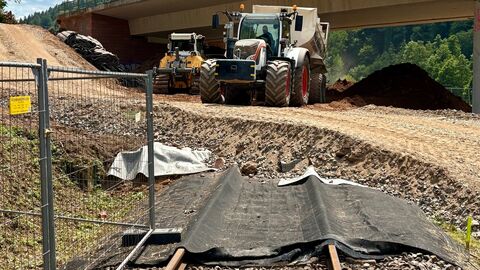 Pressetermin Baustelle Zeller Brücke 11 Die Gleise der Odenwaldbahn werden mit Matten geschützt