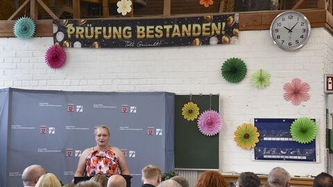 Freisprechungsfeier 2025 - 22 Schulleiterin Anja Lenze am Rednerpult