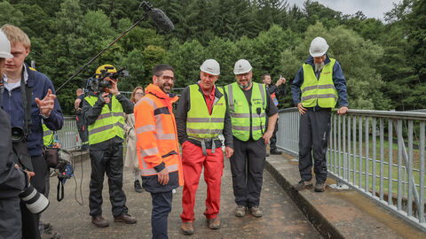 Sprengung Zeller Brücke - 36 Der Verkehrsminister im Gespräch mit dem Sprengmeister nach der Sprengung