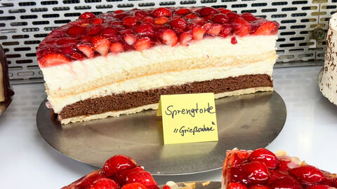 Sprengung Zeller Brücke - 34 Die eigens in einer örtlichen Konditorei kreierte Sprengtorte