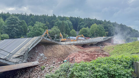 Sprengung Zeller Brücke - 12 Die aufgefalteten Trümmer der gesprengten Brücke