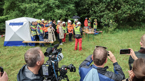 Sprengung Zeller Brücke - 26 Die Kameras filmen auf Eduard Reisch kurz vor der Sprengung