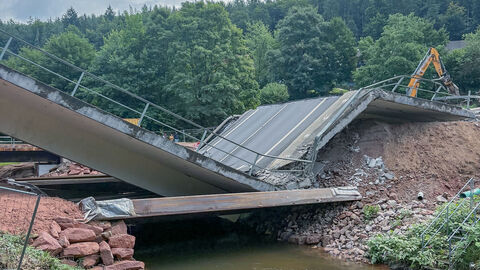 Sprengung Zeller Brücke - 5 Bagger sind bereits am werk um die Brückentrümmer zu zerkleinern