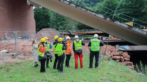 Sprengung Zeller Brücke - 30 Gruppe von Experten begutachten die Trümmer der gesprengten Brücke