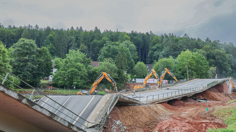 Sprengung Zeller Brücke - 31 Die Trümmer der gesprengten Brücke