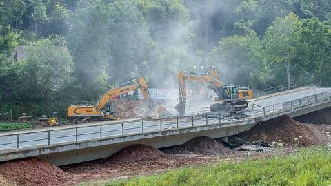 Bagger sind bereits am werk um die Brückentrümmer zu zerkleinern
