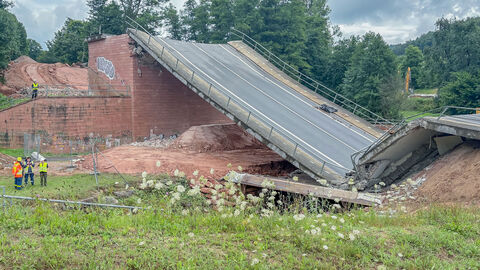 Sprengung Zeller Brücke - 11 Eines der Widerlager und die gesprengte Brücke