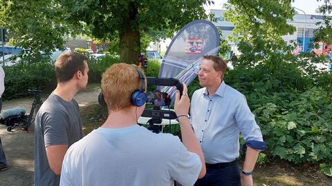 Pressetermin LSA-Testfeld Lukas Lazlo im Interview mit einem Fernsehteam