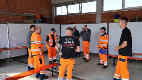 Tag der Arbeitssicherheit 2025 - 22 Ein Team der Straßenmeisterei testet eine Rauschbrille