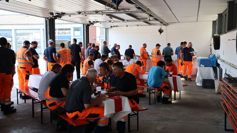 Tag der Arbeitssicherheit 2025 - 23 Mittagessen in der Fahrzeughalle