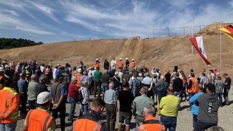 Inthronisation der Tunnelpatin, Daniela Engelhardt (1.v.r.), am Tunnelportal