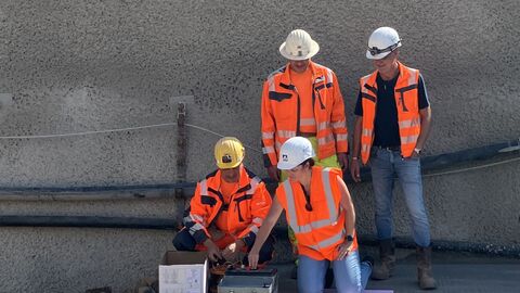 Tunnelpatin Daniela Engelhardt, Frau des Bergsträßer Landrats, zündet die erste, symbolische Sprengung.