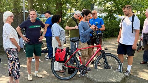 Ein Fahrradfahrer testet die App