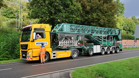 Brückenprüfung Neckarbrücke Hirschhorn B 45 - 2 Ein LKW mit schwerem Gerät beladen