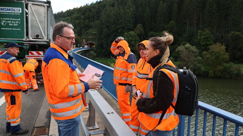 Brückenprüfung Neckarbrücke Hirschhorn B 45 - 6 Gespräch mit der Fernsehteam