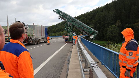 Brückenprüfung Neckarbrücke Hirschhorn B 45 - 7 Das Brückenuntersichtgerät wird aufgeklappt