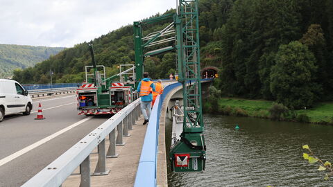 Brückenprüfung Neckarbrücke Hirschhorn B 45 - 8 Das Brückenuntersichtgerät ist bereit