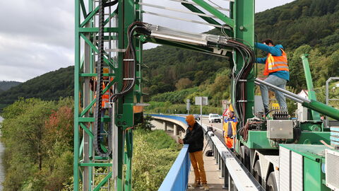 Brückenprüfung Neckarbrücke Hirschhorn B 45 - 9 Die Brückenprüfer klettern auf das Brückenuntersichtgerät