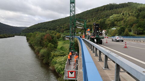 Brückenprüfung Neckarbrücke Hirschhorn B 45 - 10 Die Brückenprüfer klettern auf das Brückenuntersichtgerät