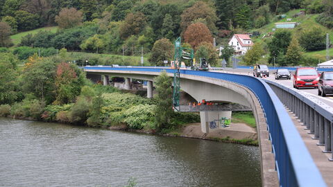 Brückenprüfung Neckarbrücke Hirschhorn B 45 - 11 Die Brückenprüfer klettern auf das Brückenuntersichtgerät