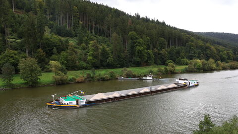 Brückenprüfung Neckarbrücke Hirschhorn B 45 - 12 Ein Lastschiff auf dem neckar fährt unter der Brücke durch
