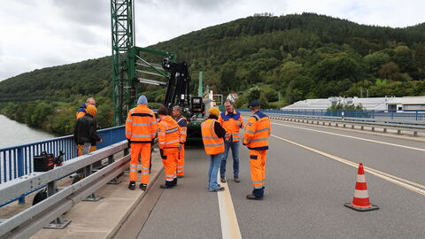 Brückenprüfung Neckarbrücke Hirschhorn B 45 - 14 Besprechung der Brückenprüfer auf der Brücke