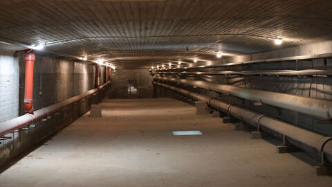 Brückenprüfung Neckarbrücke Hirschhorn B 45 - 15 Im Hohlkasten unter der Brücke verlaufen Versorgungsleitungen