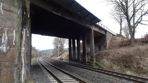 Brücke über die Bahn auf der B 83 bei Röhrenfurth