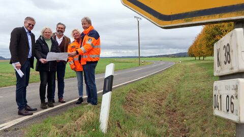 Die Beteiligten schauen gemeinsam in die Planunterlagen