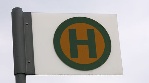 Haltestellen-Schild in gelb und grün