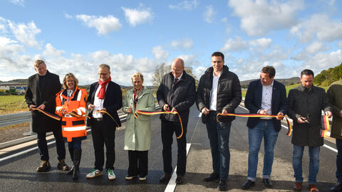 Die politischen Gäste durchschneiden symbolisch das Band