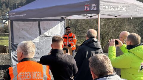 Kaweh Mansoori beim Pressetermin am Rednerpult